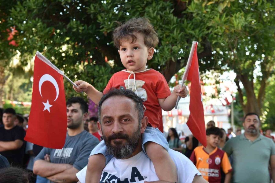 Dokumapark’ta Milli Heyecan: Antalyalılar Kepez’de Dev Ekranda Buluştu