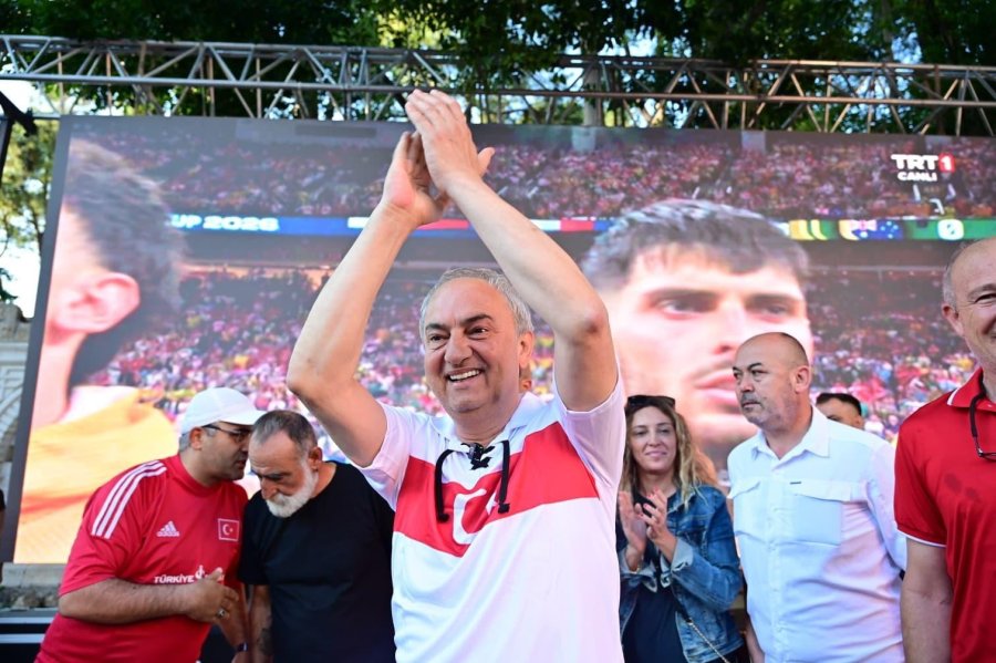 Dokumapark’ta Milli Heyecan: Antalyalılar Kepez’de Dev Ekranda Buluştu