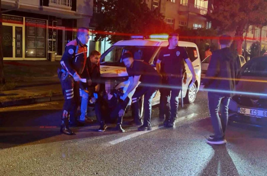 Öfkeli Baba, Kızını Rahatsız Eden Gencin Kulağını Kesti: 1’i Polis 2 Yaralı