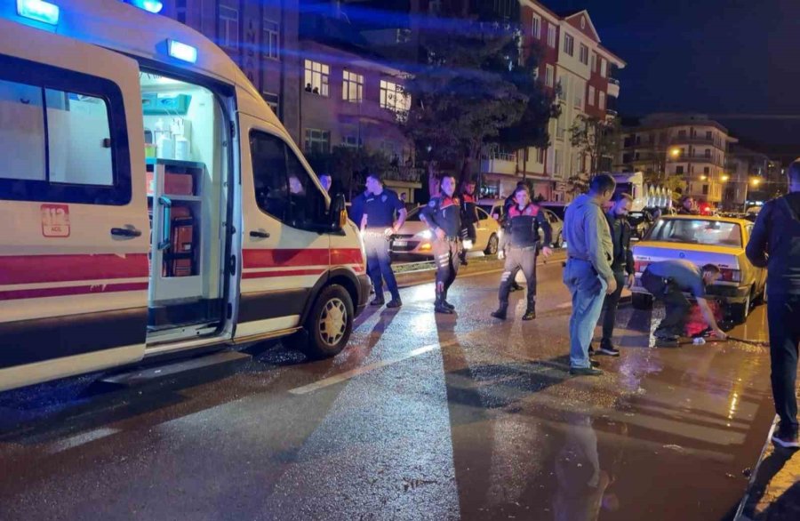 Öfkeli Baba, Kızını Rahatsız Eden Gencin Kulağını Kesti: 1’i Polis 2 Yaralı