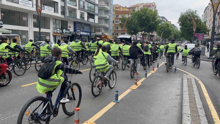 Niğde’de Yüzlerce Bisiklet Tutkunu Sağlıklı Yaşam İçin Pedal Çevirdi