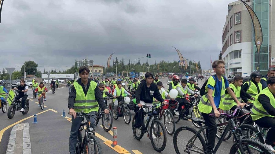 Niğde’de Yüzlerce Bisiklet Tutkunu Sağlıklı Yaşam İçin Pedal Çevirdi