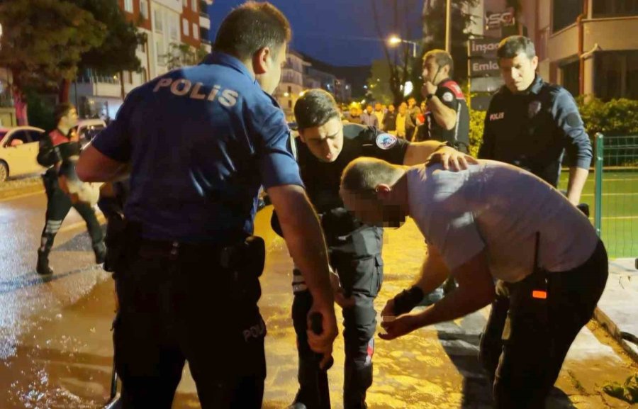 Öfkeli Baba, Kızını Rahatsız Eden Gencin Kulağını Kesti: 1’i Polis 2 Yaralı