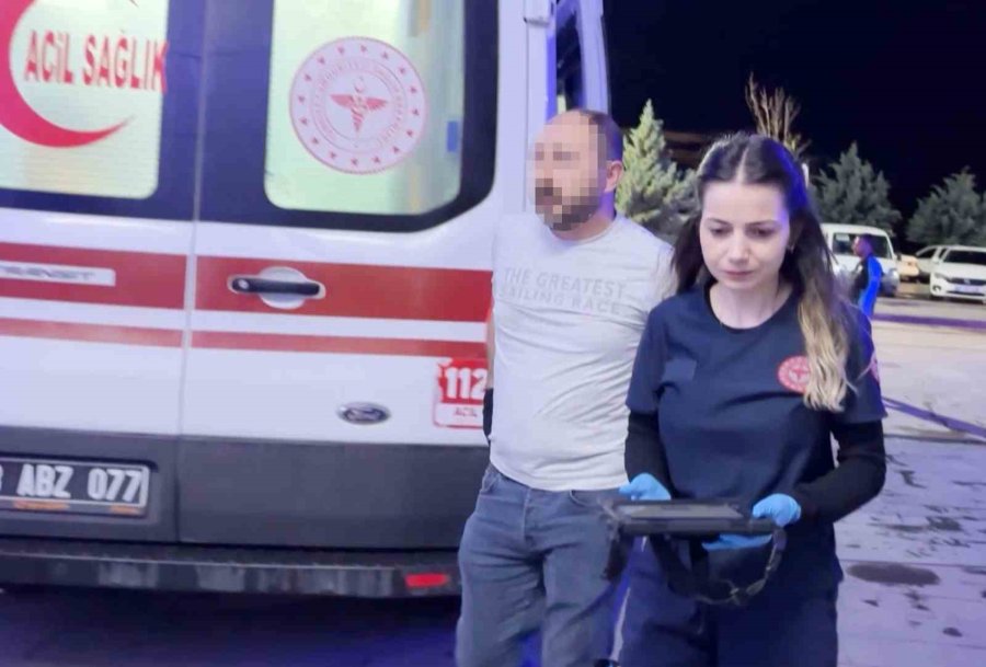 Öfkeli Baba, Kızını Rahatsız Eden Gencin Kulağını Kesti: 1’i Polis 2 Yaralı