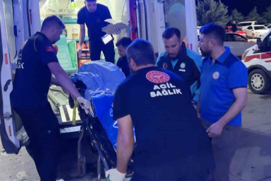 Öfkeli Baba, Kızını Rahatsız Eden Gencin Kulağını Kesti: 1’i Polis 2 Yaralı