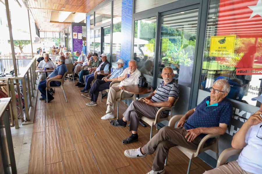 Emeklilere Ücretsiz Çay Ve Su İkramıyla Kütüphane İmkanı