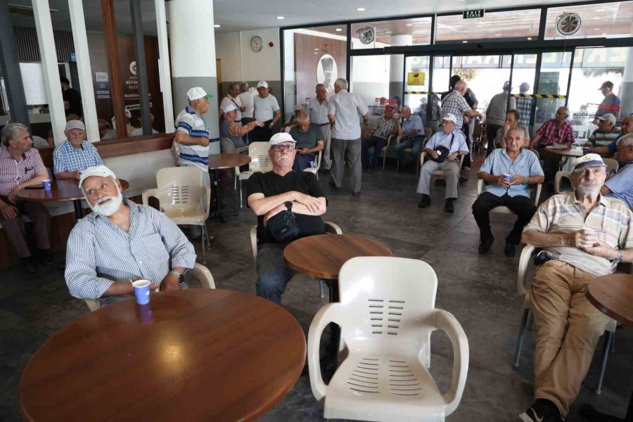 Emeklilere Ücretsiz Çay Ve Su İkramıyla Kütüphane İmkanı