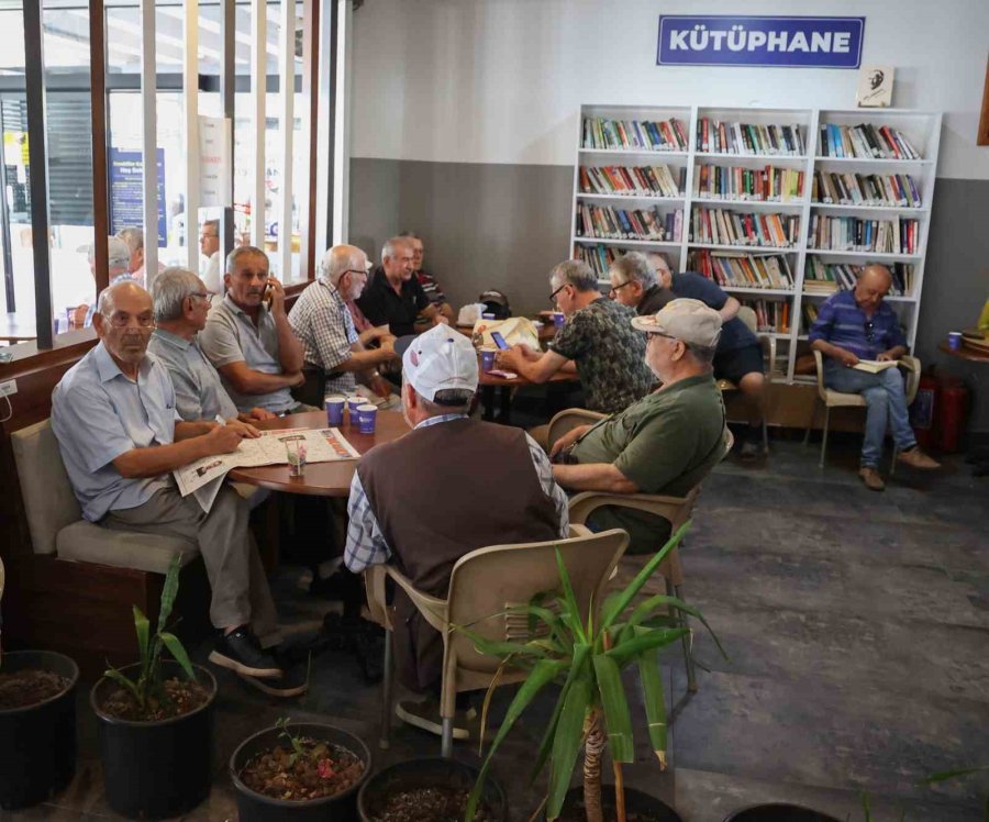 Emeklilere Ücretsiz Çay Ve Su İkramıyla Kütüphane İmkanı