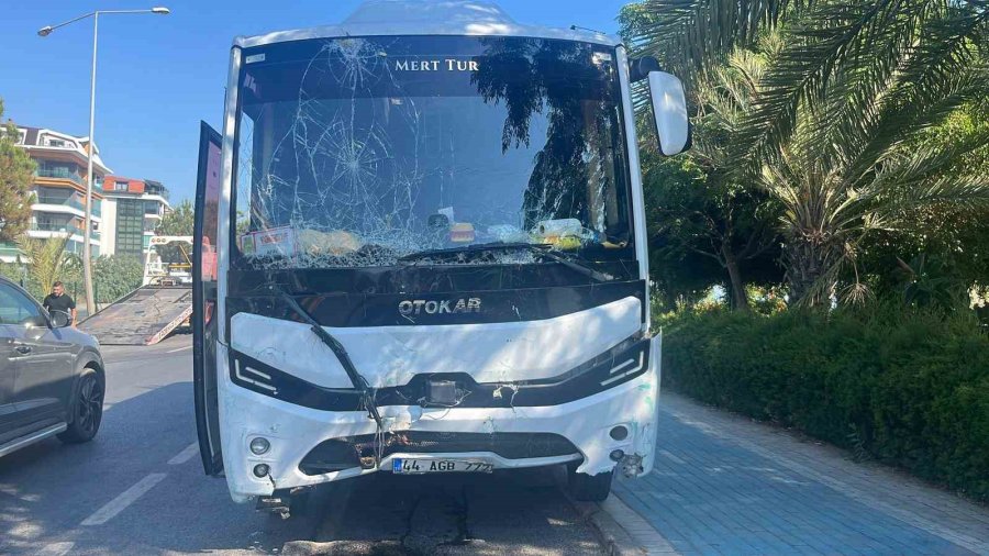 Alanya’da Alkollü Sürücünün Kullandığı Midibüs Refüjü Aşıp Karşı Şeride Geçti