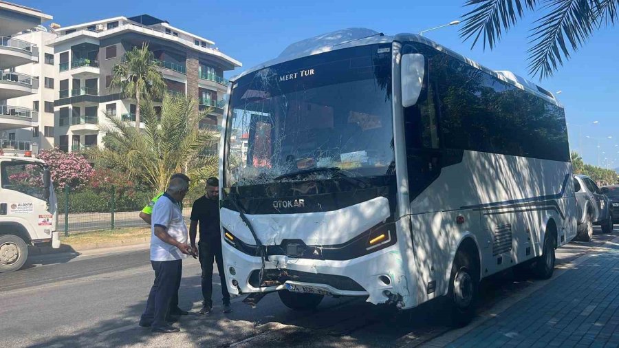 Alanya’da Alkollü Sürücünün Kullandığı Midibüs Refüjü Aşıp Karşı Şeride Geçti