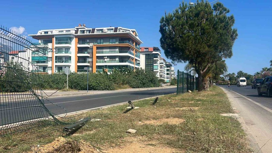 Alanya’da Alkollü Sürücünün Kullandığı Midibüs Refüjü Aşıp Karşı Şeride Geçti
