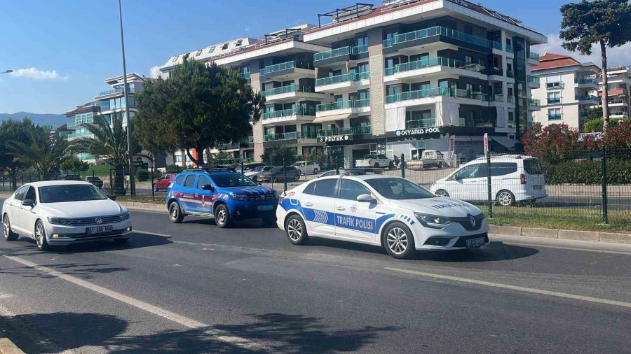Alanya’da Alkollü Sürücünün Kullandığı Midibüs Refüjü Aşıp Karşı Şeride Geçti