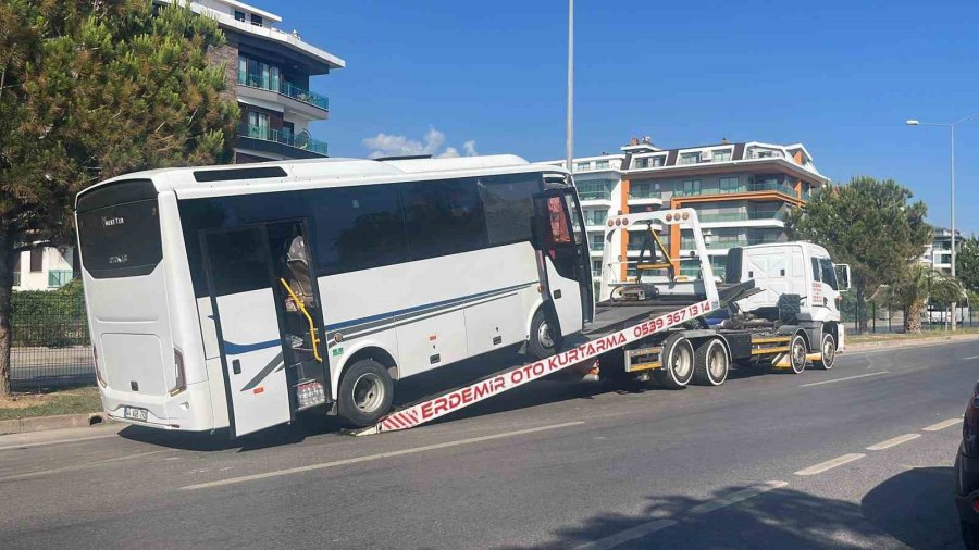 Alanya’da Alkollü Sürücünün Kullandığı Midibüs Refüjü Aşıp Karşı Şeride Geçti