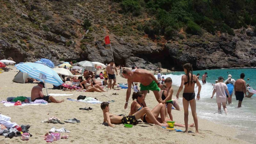 Alanya’da Hava Sıcaklığı 30 Dereceyi Gördü, Turistler Sahile Koştu