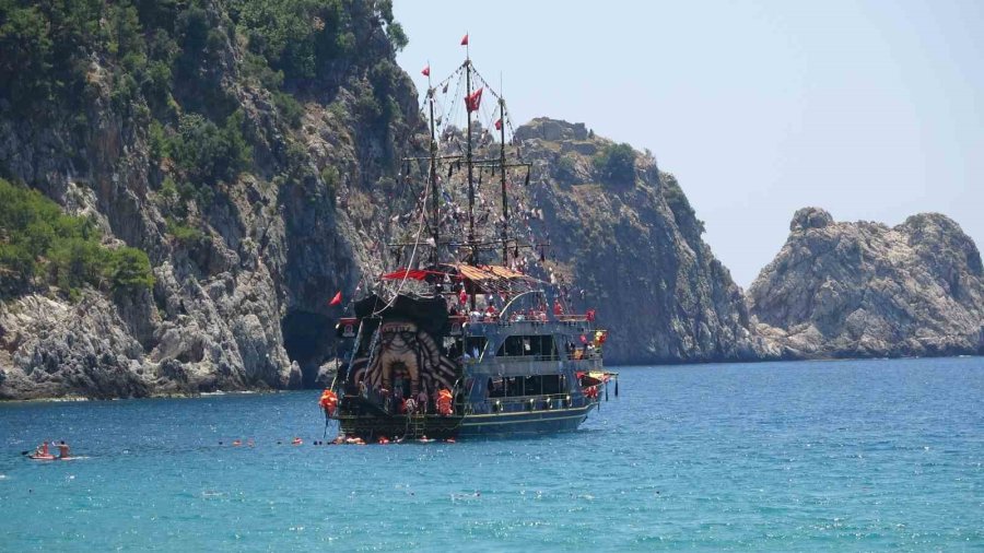Alanya’da Hava Sıcaklığı 30 Dereceyi Gördü, Turistler Sahile Koştu