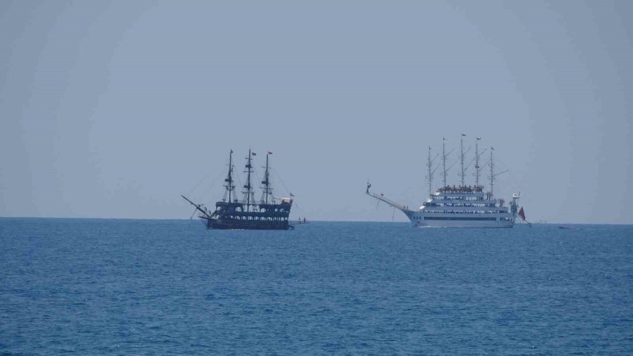 Alanya’da Hava Sıcaklığı 30 Dereceyi Gördü, Turistler Sahile Koştu