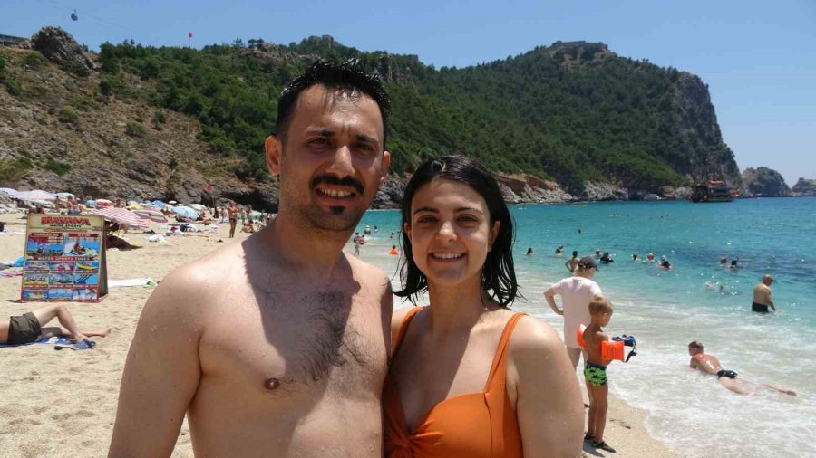 Alanya’da Hava Sıcaklığı 30 Dereceyi Gördü, Turistler Sahile Koştu