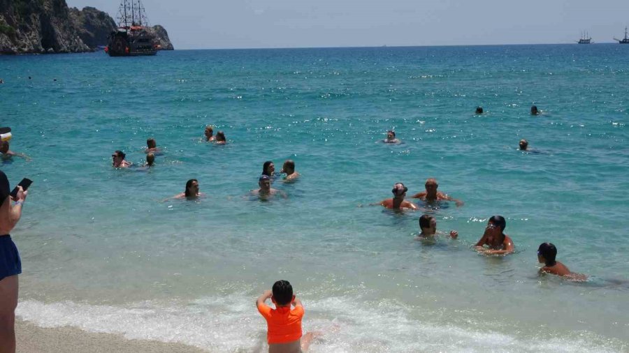 Alanya’da Hava Sıcaklığı 30 Dereceyi Gördü, Turistler Sahile Koştu