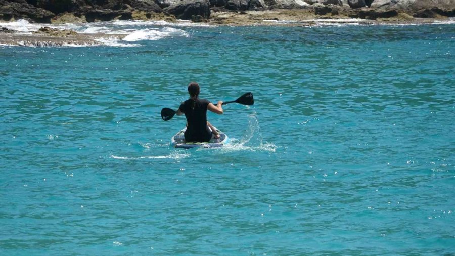Alanya’da Hava Sıcaklığı 30 Dereceyi Gördü, Turistler Sahile Koştu
