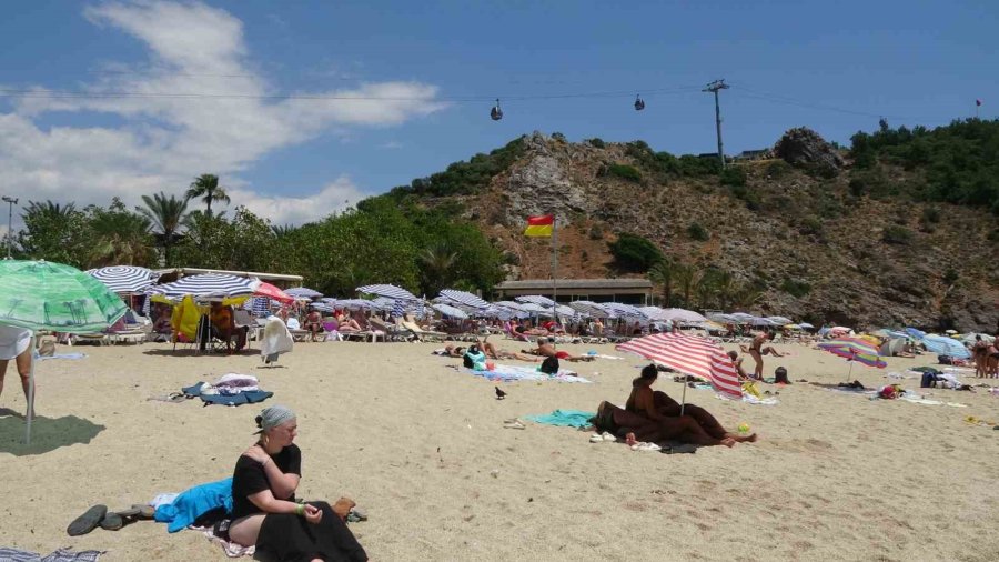 Alanya’da Hava Sıcaklığı 30 Dereceyi Gördü, Turistler Sahile Koştu