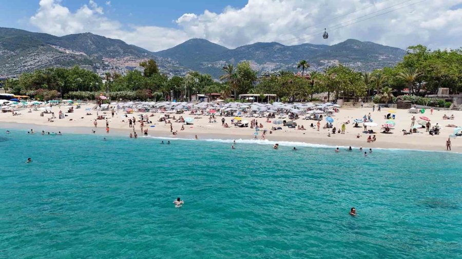 Alanya’da Hava Sıcaklığı 30 Dereceyi Gördü, Turistler Sahile Koştu