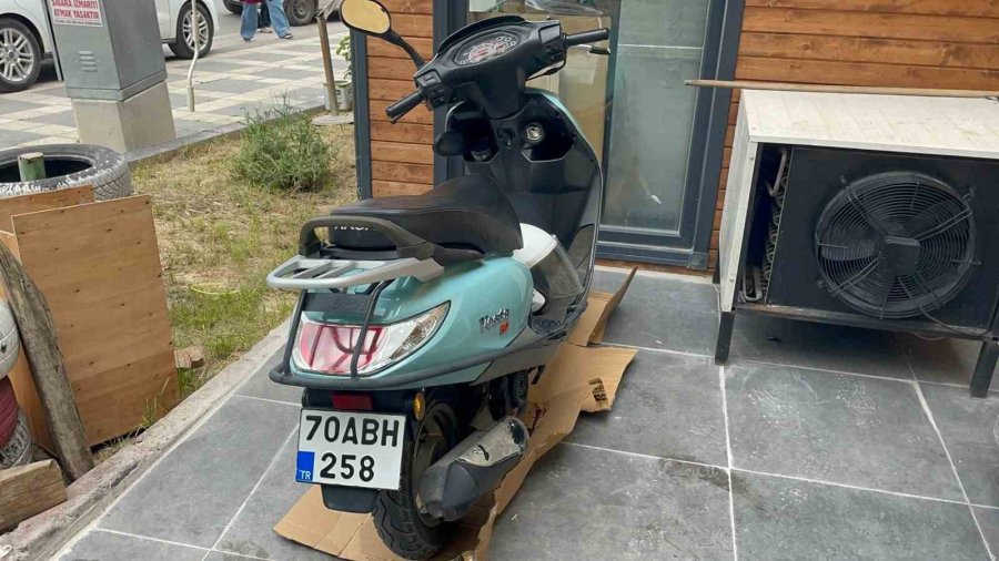 Kaldırıma Çarpan Motosiklet Ve Sürücünün Yola Savrulduğu Anlar Kameraya Yansıdı: 1 Yaralı