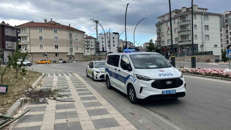 Kaldırıma Çarpan Motosiklet Ve Sürücünün Yola Savrulduğu Anlar Kameraya Yansıdı: 1 Yaralı