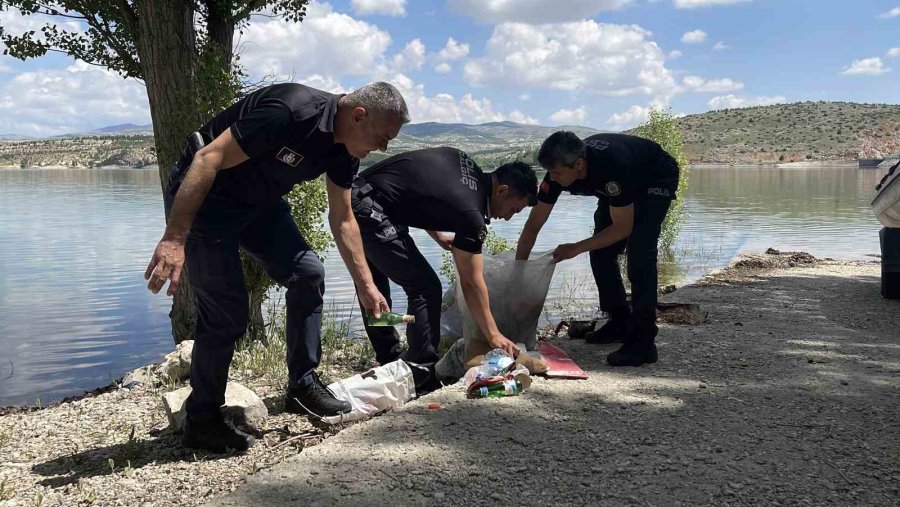 Dalgıç Polislerden Çevreye Örnek Davranış