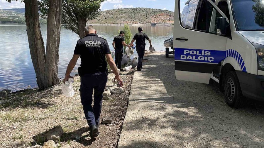 Dalgıç Polislerden Çevreye Örnek Davranış
