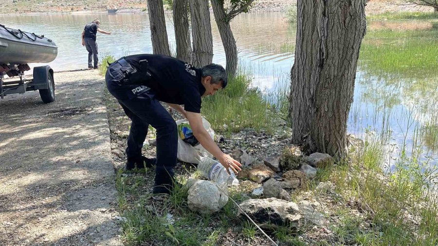 Dalgıç Polislerden Çevreye Örnek Davranış