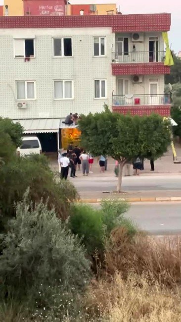 Cam Silerken Metrelerce Yükseklikten Düşen Genç Kız Yaralandı
