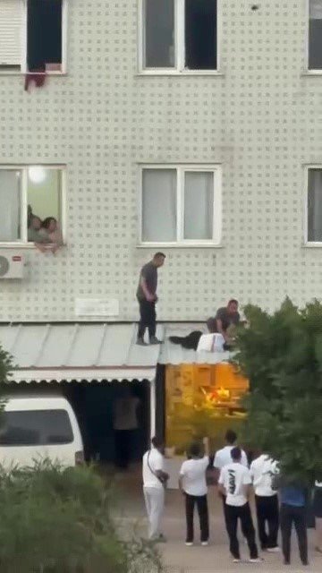 Cam Silerken Metrelerce Yükseklikten Düşen Genç Kız Yaralandı