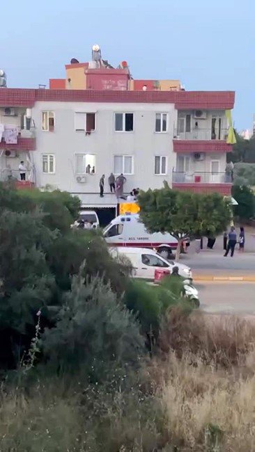 Cam Silerken Metrelerce Yükseklikten Düşen Genç Kız Yaralandı