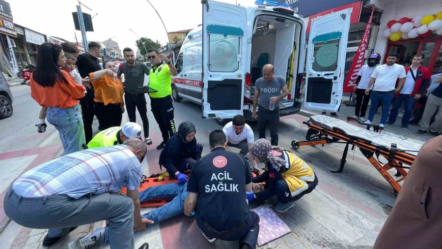 Otomobille Çarpışan Motosikletin Sürücüsü Yaralandı