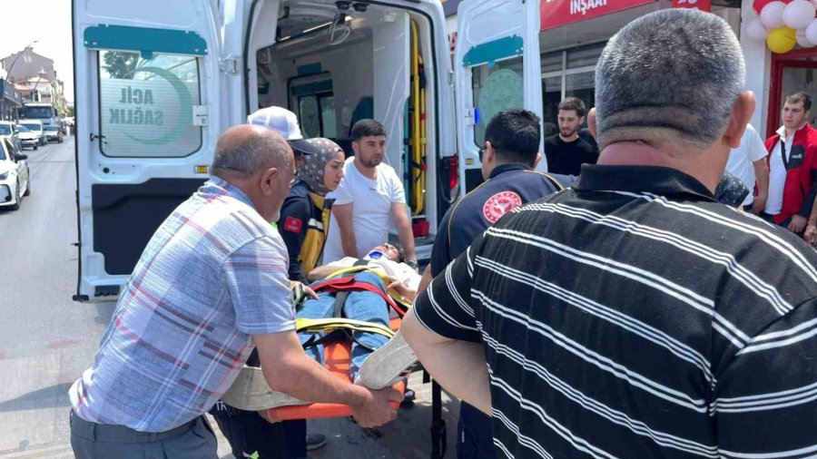 Otomobille Çarpışan Motosikletin Sürücüsü Yaralandı