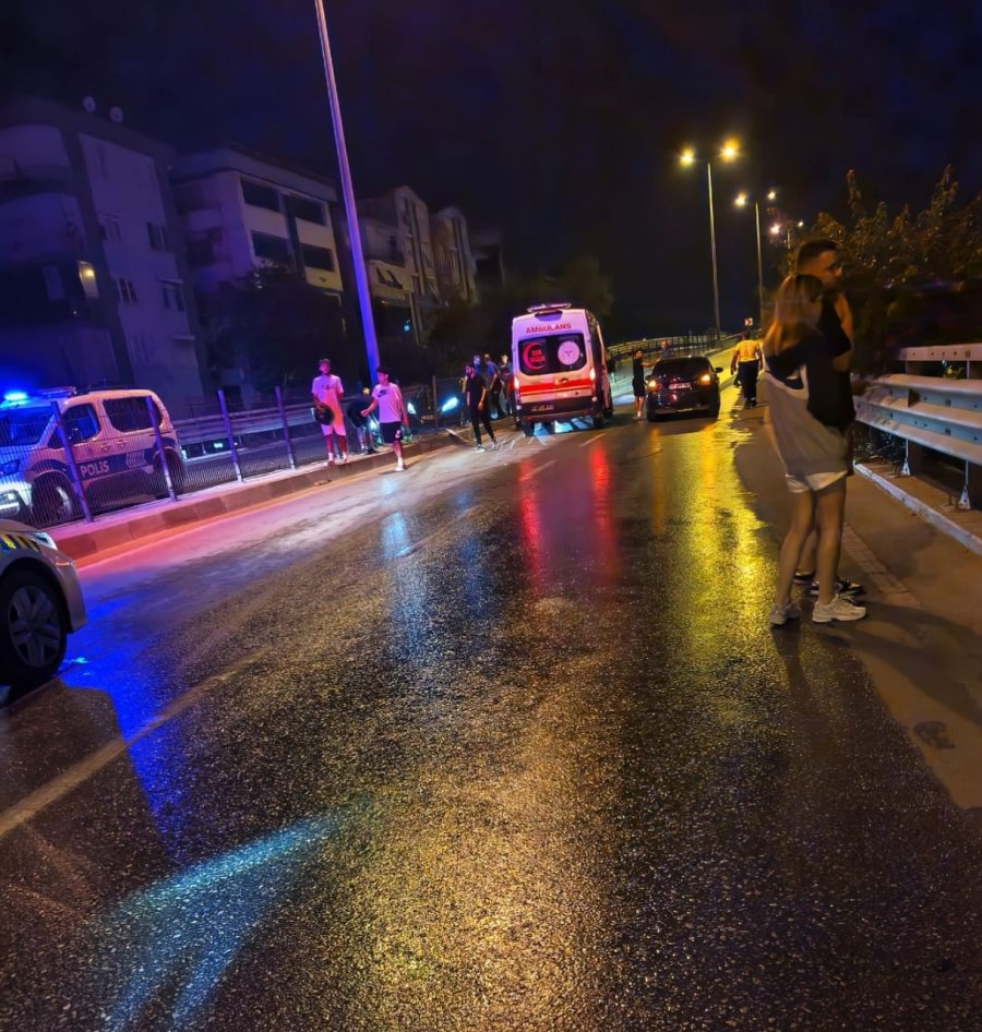 Kontrolden Çıkan Motosiklet Bariyerlere Çarptı, 20 Yaşındaki Sürücü Hayatını Kaybetti