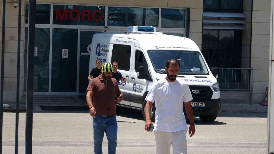 Kontrolden Çıkan Motosiklet Bariyerlere Çarptı, 20 Yaşındaki Sürücü Hayatını Kaybetti