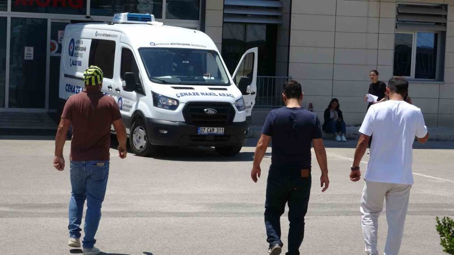 Kontrolden Çıkan Motosiklet Bariyerlere Çarptı, 20 Yaşındaki Sürücü Hayatını Kaybetti