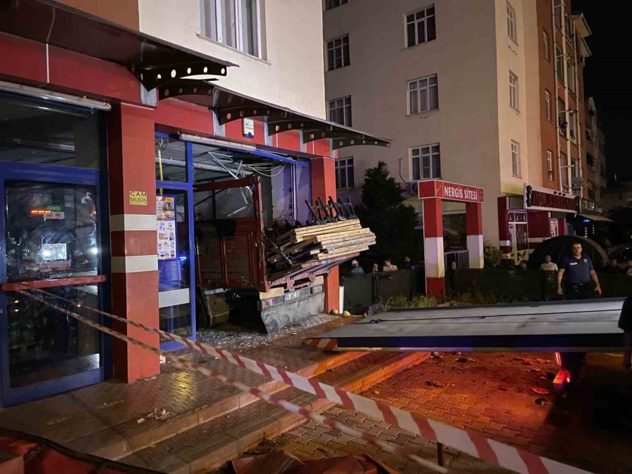 Kontrolden Çıkan Kamyon Markete Girdi: 1 Ağır Yaralı