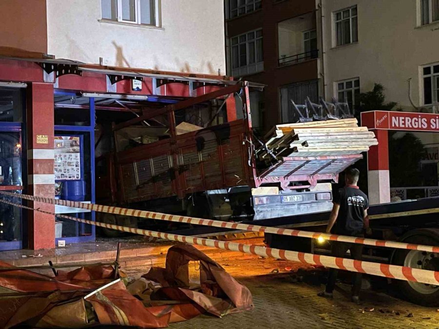 Kontrolden Çıkan Kamyon Markete Girdi: 1 Ağır Yaralı