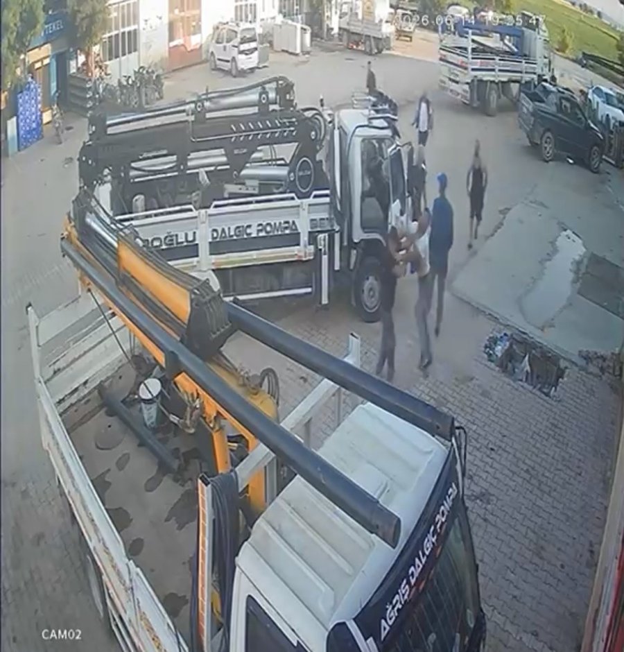 Yumruk, Tokat Ve Tekmelerin Havada Uçuştuğu Kavga Kamerada