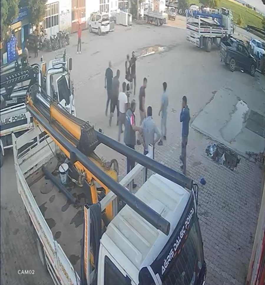Yumruk, Tokat Ve Tekmelerin Havada Uçuştuğu Kavga Kamerada