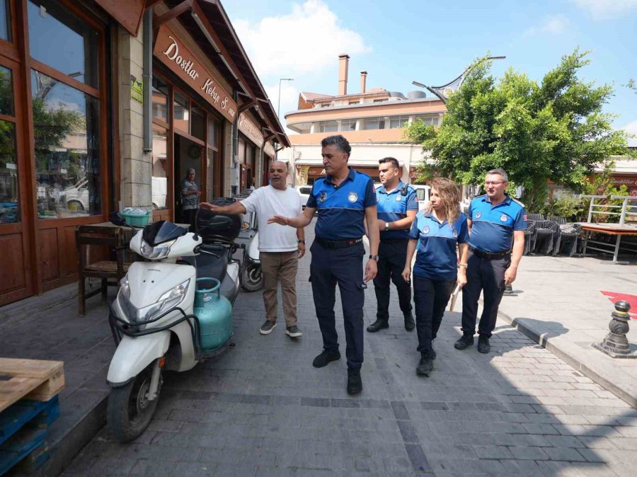 Tarsus’ta Zabıtadan Esnafa Ortak Kullanım Alanı Bilgilendirmesi