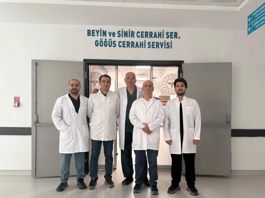 Yürüyemeyen Hasta Başarılı Ameliyatla Yeniden Ayağa Kalktı