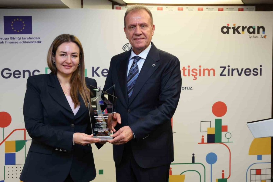 Antalya Büyükşehir’in Gençlik Odaklı Çalışmalarına Ödül