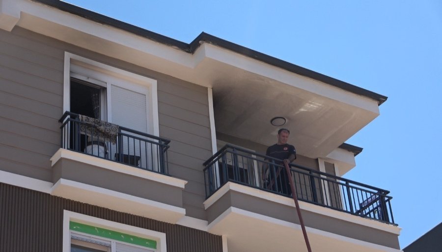Apartman Dairesindeki Yangın Korkuttu