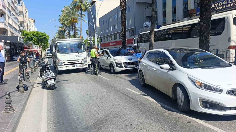 Motosiklet Otomobile Çarptı: 2 Yaralı