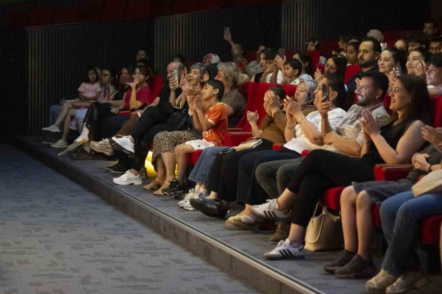 Mersin’de Tiyatro Kursları Yıl Sonu Gösterileriyle Tamamlandı