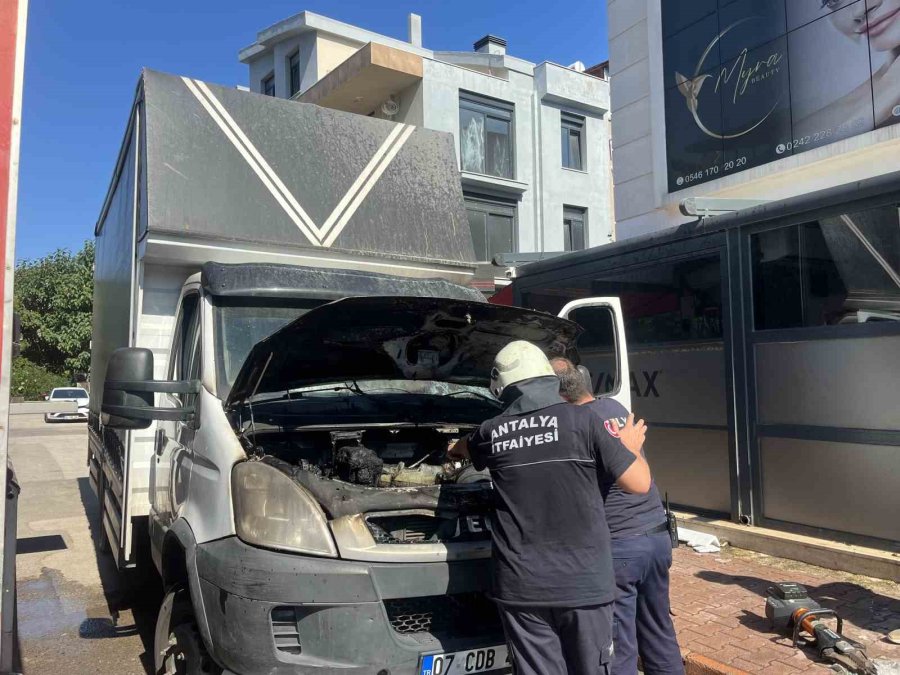Park Halindeki Nakliye Kamyonunda Motor Yangını