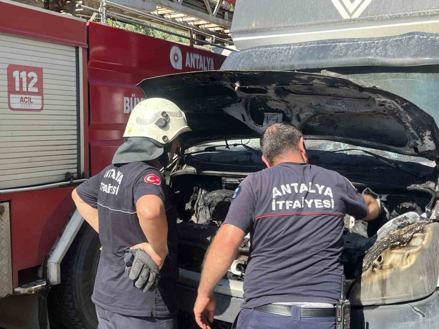 Park Halindeki Nakliye Kamyonunda Motor Yangını